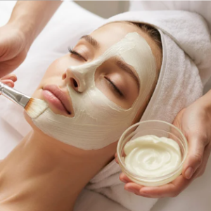 Applicazione di una maschera viso personalizzata e idratante da parte della nostra estetista a Lugano, per concludere il trattamento di pulizia viso professionale
